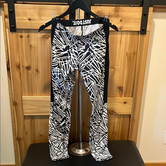 Nike Black and White Patterned Leggings - Picture 1 of 7
